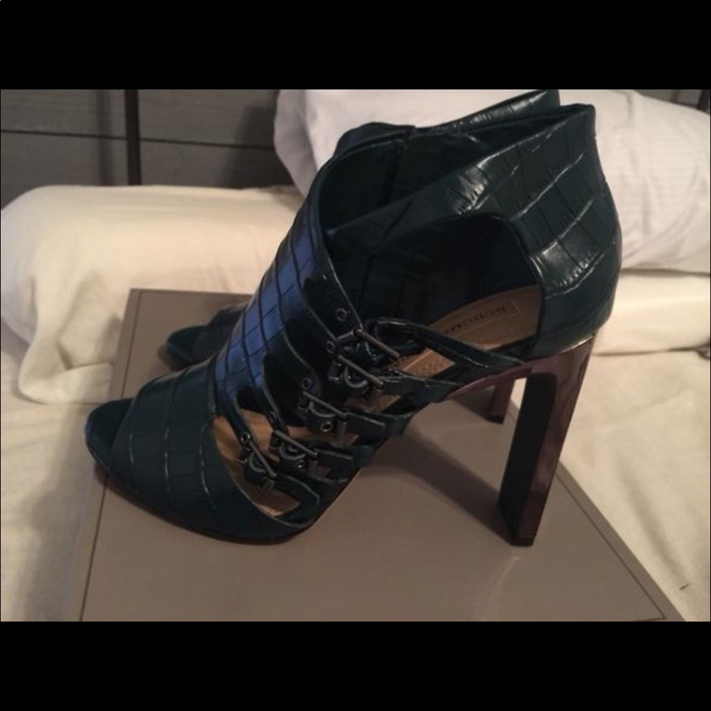 Size 7 1/2 New with box and dust cover